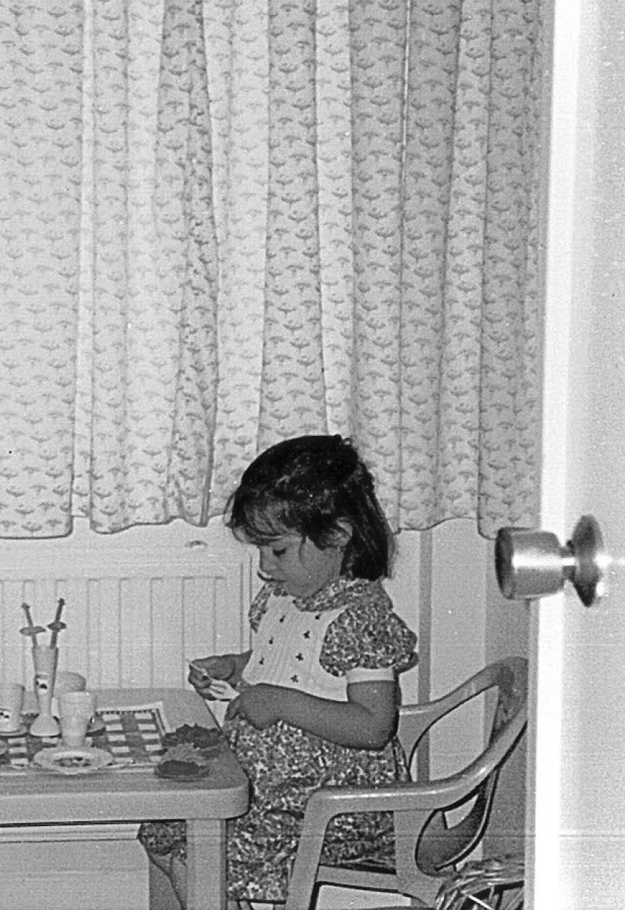 Imagen de Macarena de pequeña en blanco y negro